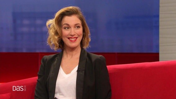 Julia Stinshoff sitzt auf dem roten Sofa bei DAS! © Screenshot 