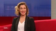 Julia Stinshoff sitzt auf dem roten Sofa bei DAS! © Screenshot 
