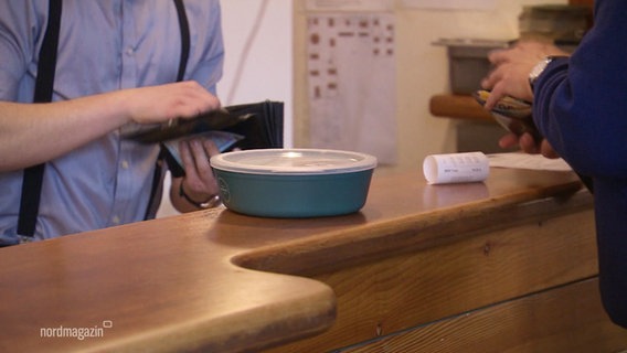 Auf einem Tresen eines Restaurants steht eine Rebowl-Schüssel als Mehrwegverpackung für Essen. © Screenshot 
