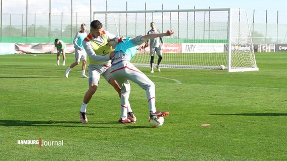 Zwei Spieler des FC St. Pauli kämpfen im Training um den Ball. © Screenshot 