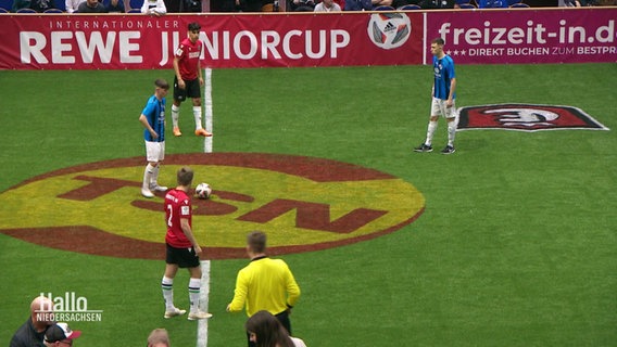 Junge Menschen auf dem Spielfeld bei einem Fußballturnier beim Anpfiff. © Screenshot 