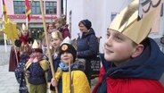 Mehrere Kinder mit goldenen Kronen auf dem Kopf und Stäben mit Sternen an der Hand. © Screenshot 