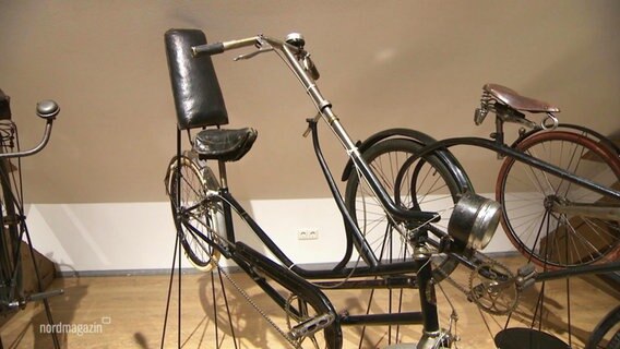 Altertümliche Fahrräder in einem Museum. © Screenshot 