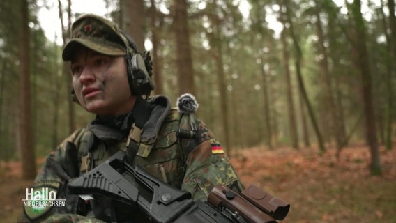 Eine Soldatin bei einer Übung im Wald. © Screenshot 