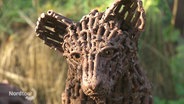 Der Kopf einer Leopardenstatue ist aus vielen kleinen Schrottteilchen zusammengesetzt. © Screenshot 