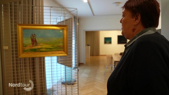 Eine Frau steht in einem Museum und betrachtet ein Bild. © Screenshot 