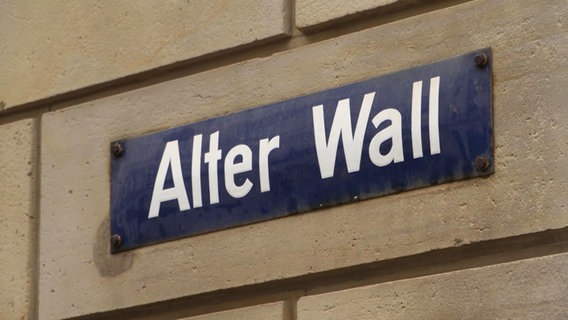 An einer Hauswand ist ein Schild mit der Aufschrift "Alter Wall" angebracht. © Screenshot 