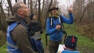 Eine Gruppe von Menschen bei einer Vogelwanderung in einem Wald. © Screenshot 