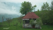 Eine Berghütte auf einer grünen Wiese im Apuseni-Gebirge in Rumänien. © Screenshot 