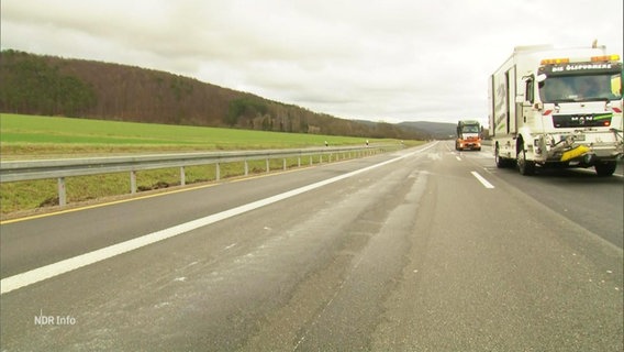 Eine Wachsschicht liegt auf einer Autobahndecke. © Screenshot 
