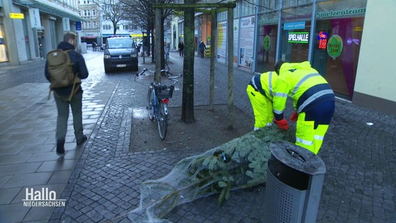 Ein Weihnachtsbaum wird entsorgt. © Screenshot 