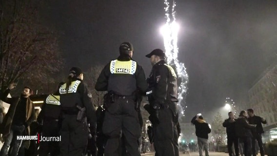Polizeipersonal während eines Einsatzes an Silvester. © Screenshot 