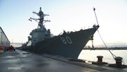Die “USS Roosevelt” liegt im Rostocker Hafen © Screenshot 