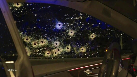 Die von Kugeln durchsiebte Fensterscheibe eines Autos. © Screenshot 