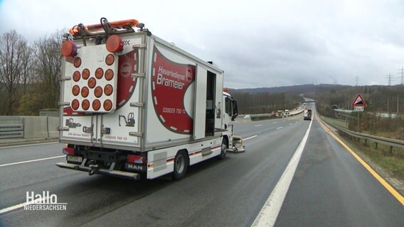 Ein Reinigungsfahrzeug bei Göttingen auf der A7 © Screenshot 