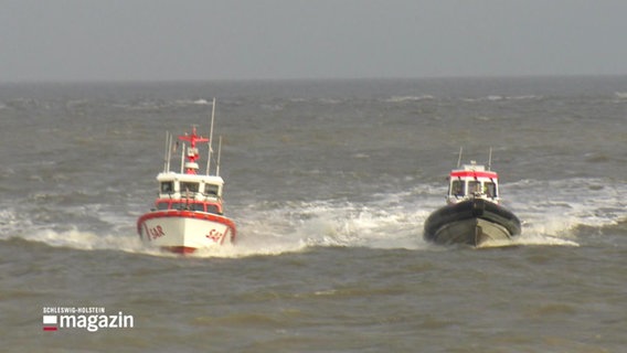 Zwei Rettungsboote auf See. © Screenshot 