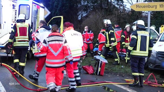 Feuerwehr und Sanitäter sichern eine Unfallstelle. © Screenshot 