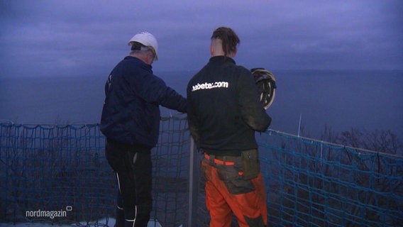 Zwei Bauarbeiter auf dem Skywalk am Königsstuhl. © Screenshot 