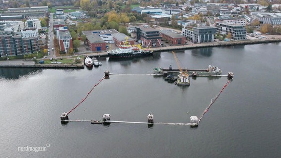 Eine Seekanal-Baustelle im Seehafen Rostock aus der Vogelperspektive. © Screenshot 