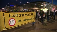 Demonstrierende in Hannover zeigen sich mit den Lützerath-Besetzenden solidarisch. © Screenshot 