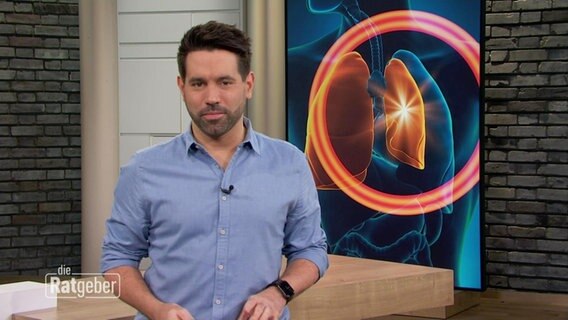 Der Moderator Daniel Johé im Studio. © Screenshot 