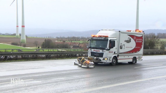 Ein Reinigungsfahrtzeug reinigt die Autobahn 7, auf der eine schmierige Substanz ausgelaufen war. © Screenshot 