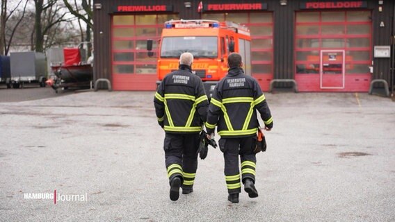 Zwei Personen in Feuerwehruniform. © Screenshot 