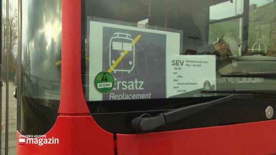 Ein Bus mit der Aufschrift "Schienenersatzverkehr". © Screenshot 