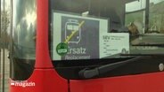 Ein Bus mit der Aufschrift "Schienenersatzverkehr". © Screenshot 