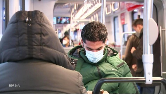 Fahrgäste mit Maske in einer Bahn. © Screenshot 