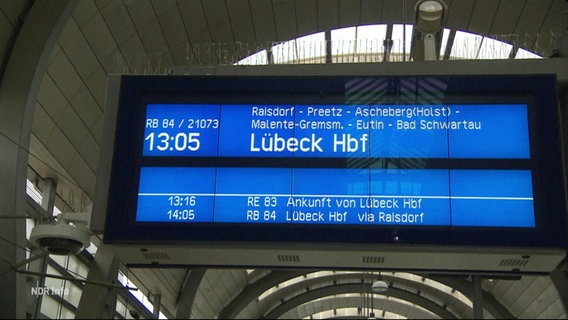 Eine Anzeigetafel auf einem Bahnhof informiert über einen Zug nach Lübeck. © Screenshot 