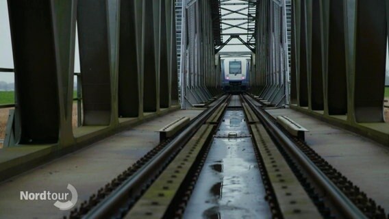 Die Marschbahn fährt über eine Brücke. © Screenshot 