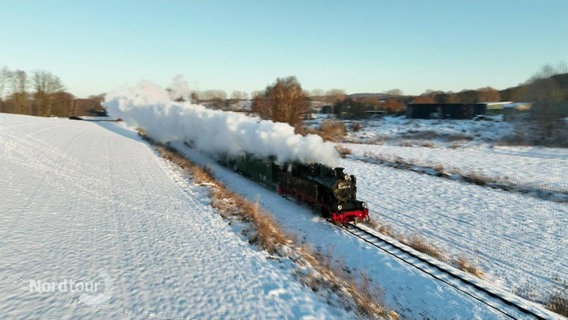 Der Rasende Roland fährt duch eine Schneelandschaft. © Screenshot 