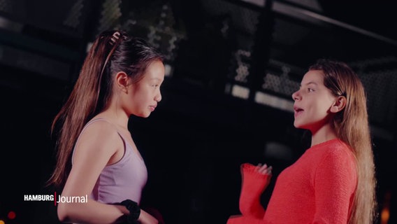 Zwei Schülerinnen in einem Musikvideo © Screenshot 