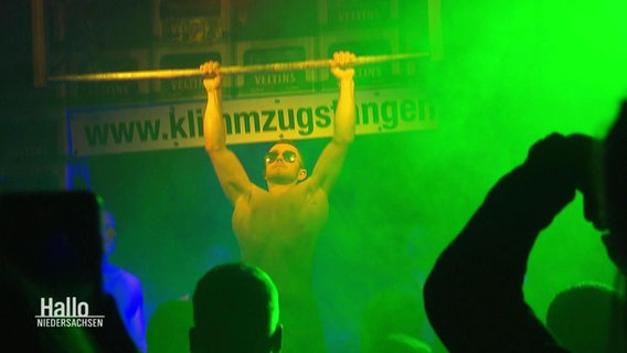 Fabian Windhorn bei der Klimmzug-Challenge © Screenshot 