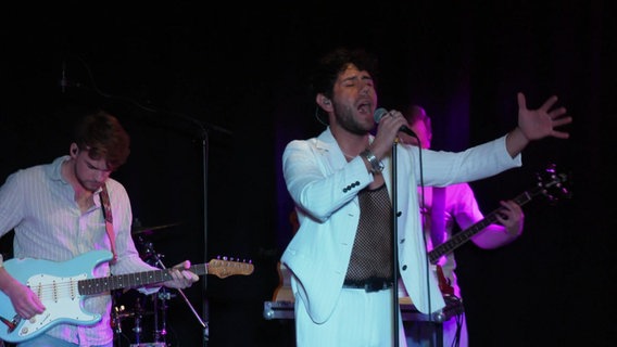 Sänger Victor Rodriguez auf der Bühne. © Screenshot 