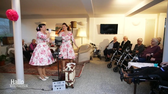 Michelle Seifert und Cindy Hornbostel-Schiller bei einem Auftritt in einem Altersheim. © Screenshot 