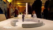 Modell mit drei Betonstücken in die Runde gelegt, in der steht eine Person. © Screenshot 