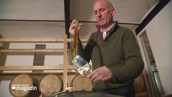 In ein Glas wird Whisky abgefüllt. © Screenshot 