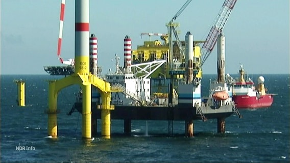 Neue Windräder werden in Nord-/Ostsee gebaut, um die Erzeugungskapazitäten von Offshore-Windenergie zu erhöhen. © Screenshot 