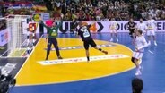 Ein Handballspieler der deutschen Mannschaft wirft einen Ball auf das serbische Tor. © Screenshot 