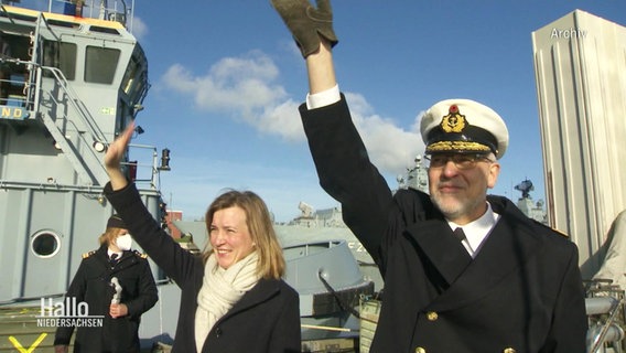Siemtje Möller winkt mit der Marine. © Screenshot 