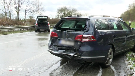 Zwei Autos mit Unfallschaden auf der Autobahn. © Screenshot 