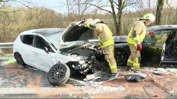 kaputte Autos und Feuerwehrmänner © Screenshot 