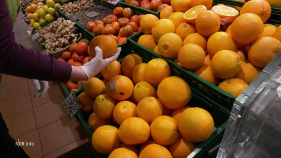 Orangen werden in einem Supermarkt auf Schäden überprüft © Screenshot 