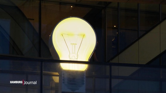 eine leuchtende große Nachbildung einer Glühbirne © Screenshot 