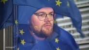 Paul-Joachim Timm vor einer Europa Flagge © Screenshot 