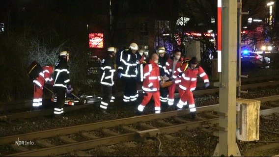 Einsatzkräfte bei einem Einsatz im Gleisbett im Bereich Hamburg-Allermöhe. © Screenshot 