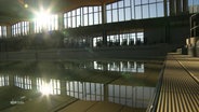Ein leeres Schwimmbecken in der Dünen Therme in Sankt-Peter Ording. © Screenshot 