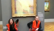 Zwei AktivistInnen der "letzten Generation" haben sich in einem Kunstmuseum neben einem Gemälde festgeklebt. © Screenshot 